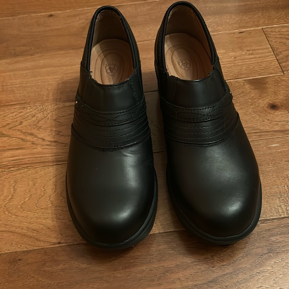 Ariat leather work clogs. Steel Toe. Like new. Size 9B
